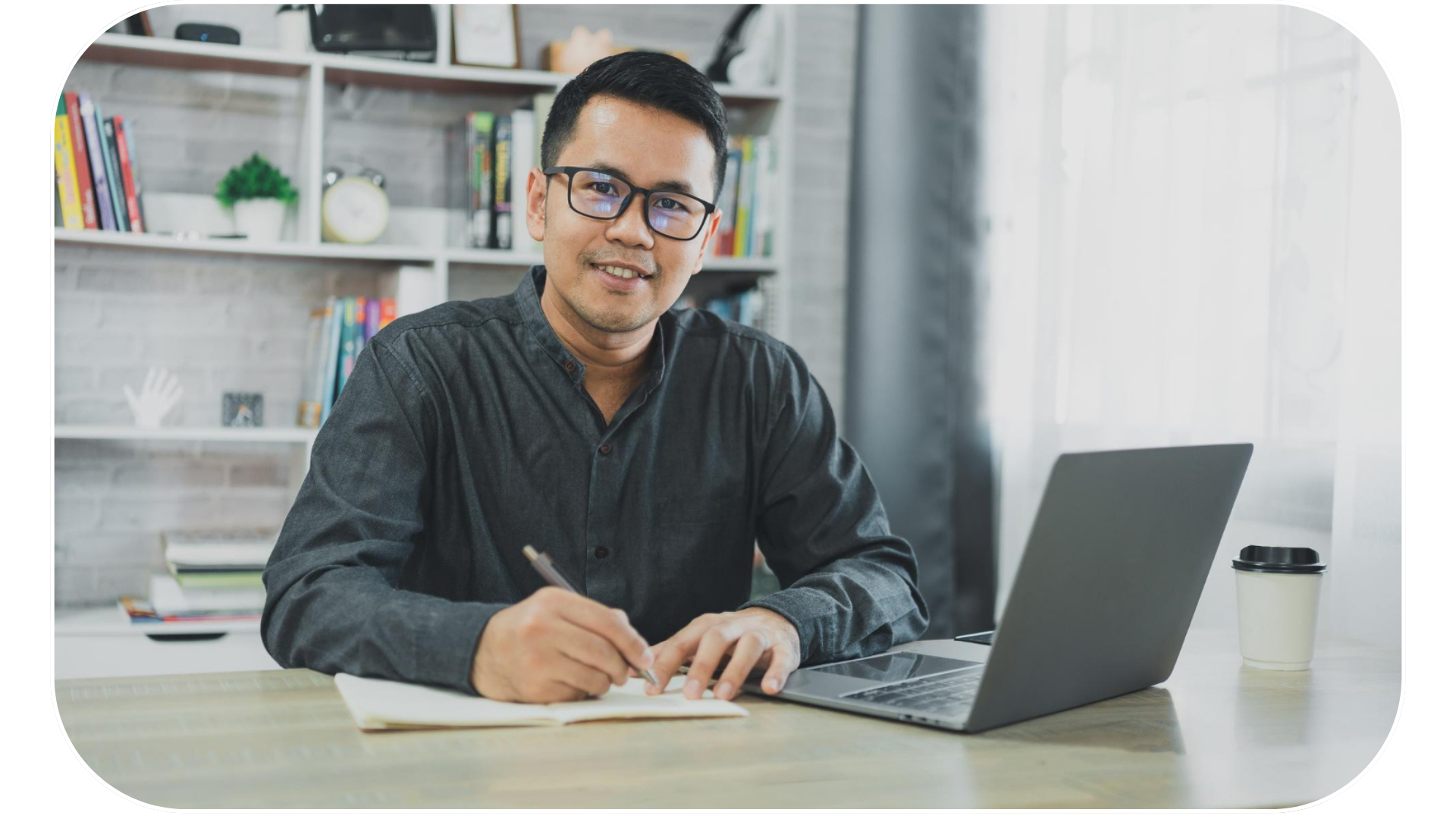 Estudiante escribiendo en laptop